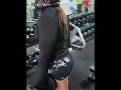 I enter the biggest butt in the gym and fuck her